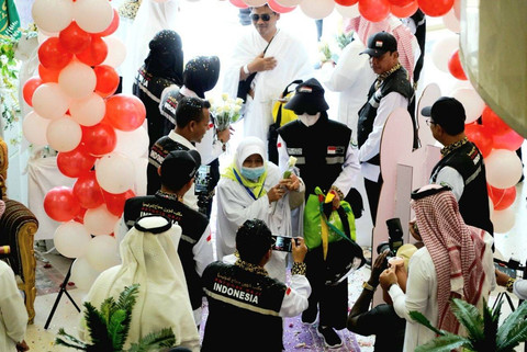 Penyambutan kedatangan jemaah Haji Kloter JKG-01 di Hotel Al-Ghadeer, Makkah, Senin (20/5/2024). Foto: Dok. MCH 2024