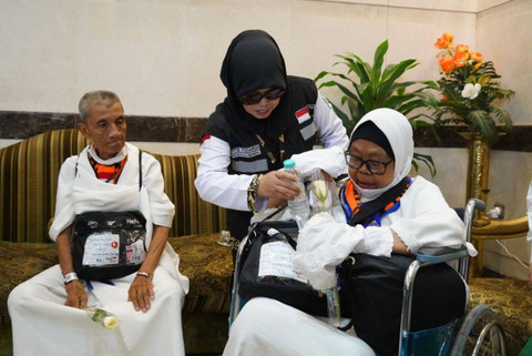 Penyambutan kedatangan jemaah Haji Kloter JKG-01 di Hotel Al-Ghadeer, Makkah, Senin (20/5/2024). Foto: Dok. MCH 2024