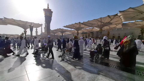 Jemaah haji mengunjungi Raudah Makam Nabi Muhammad di Masjid Nabawi menggunakan tasreh, Sabtu (18/5/2024). Foto: Dok. MCH 2024