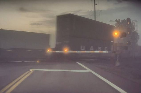 Tangkapan gambar dashcam pemilik Tesla yang nyaris menabrak kereta. Foto: dok. Tesla Motors Club