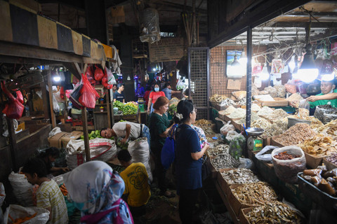 Pembeli bertransaksi dengan penjual di Pasar Senen, Jakarta, Selasa (21/5/2024).  Foto: M Risyal Hidayat/ANTARA FOTO