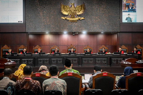 Ketua Hakim Konstitusi Suhartoyo (tengah) bersama delapan hakim konstitusi memimpin sidang putusan dismissal perkara Perselisihan Hasil Pemilihan Umum (PHPU) Pemilihan Legislatif (Pileg) 2024 di Gedung Mahkamah Konstitusi, Jakarta, Selasa (21/5/2024) Foto: Rivan Awal Lingga/ANTARA FOTO