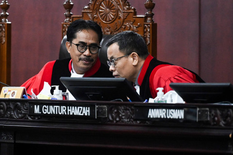 Hakim Konstitusi Daniel Yusmic dan Guntur Hamzah berbincang saat menghadiri sidang putusan dismissal perkara Perselisihan Hasil Pemilihan Umum (PHPU) Pemilihan Legislatif (Pileg) 2024 di Gedung Mahkamah Konstitusi, Jakarta, Selasa (21/5/2024). Foto: Rivan Awal Lingga/ANTARA FOTO