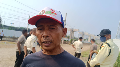 Sudir (56) warga Kampung Susun Bayam, saat dijumpai di depan akses masuk ke Kampung Susun Bayam yang berada di Jalan Danau Sunter Barat, Selasa (21/5).  Foto: Thomas Bosco/kumparan