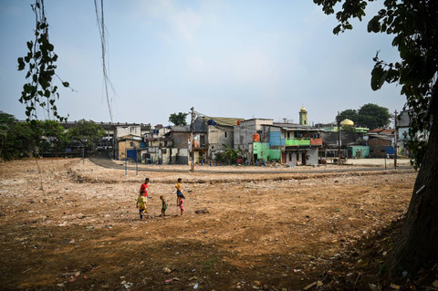 Sejumlah anak bermain di kawasan lahan yang terkena proyek pelebaran Sungai Ciliwung di Kelurahan Rawajati, Kecamatan Pancoran, Jakarta Selatan, Selasa (21/5/2024). Foto: Erlangga Bregas Prakoso/ANTARA FOTO