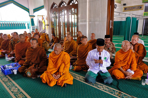 Sejumlah Bhikkhu Thudong mengikuti doa bersama di serambi Masjid Baiturrohmah Bengkal, Kranggan, Temanggung, Jawa Tengah, Minggu (19/5/2024). Foto: Anis Efizudin/ANTARA FOTO
