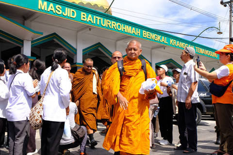 Sejumlah Bhikkhu Thudong berjalan meninggalkan Masjid Baiturrohmah Bengkal, Kranggan, Temanggung, Jawa Tengah, Minggu (19/5/2024). Foto: Anis Efizudin/ANTARA FOTO