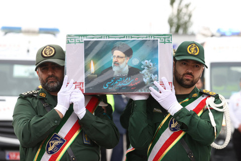 Tentara membawa peti mati mendiang Presiden Iran Ebrahim Raisi, saat upacara pemakamannya di Tabriz, Provinsi Azerbaijan Timur, Iran (21/5/2024). Foto: Kepresidenan Iran/WANA via REUTERS
