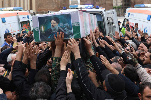 Orang-orang membawa peti mati mendiang Presiden Iran Ebrahim Raisi, saat upacara pemakamannya di Tabriz, Provinsi Azerbaijan Timur, Iran (21/5/2024). Foto: Kepresidenan Iran/WANA via REUTERS