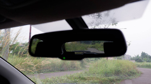 Spion auto dimming Suzuki Baleno hatchback.  Foto: Aditya Pratama Niagara/kumparan