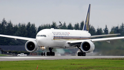 Ilustrasi Boeing 777-312ER Singapore Airlines. Foto: Elaine Thompson/AP Photo