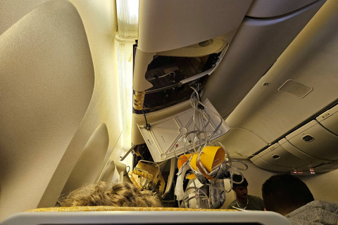 Kondisi interior pesawat Singapore Airlines penerbangan SQ321 setelah pendaratan darurat akibat turbulensi, di Bandara Internasional Suvarnabhumi Bangkok, Thailand, Selasa (21/5/2024). Foto: Stringer/Reuters