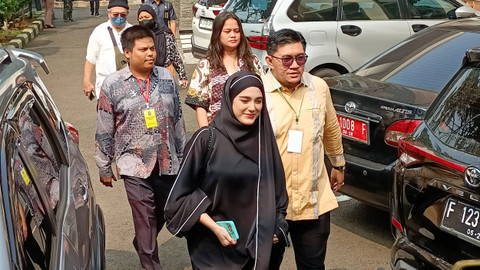 Yasmine Ow hadiri sidang cerai perdana di Pengadilan Agama Cibinong, Rabu (22/2024). Foto: Aprilandika Pratama/kumparan
