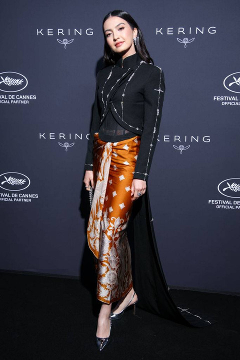 Raline Shah pakai beskap dan batik saat hadir di rangkaian acara Cannes Film Festival. Foto: Instagram @ralineshah
