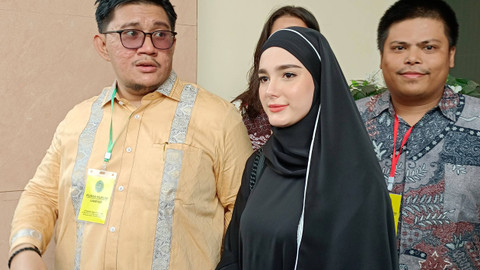 Yasmine Ow didampingi pengacaranya hadiri sidang cerai perdana di Pengadilan Agama Cibinong, Rabu (22/5/2024). Foto: Aprilandika Pratama/kumparan