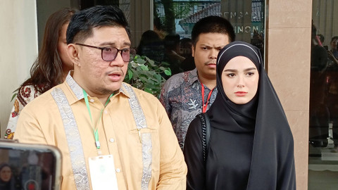 Yasmine Ow didampingi pengacaranya hadiri sidang cerai perdana di Pengadilan Agama Cibinong, Rabu (22/5/2024). Foto: Aprilandika Pratama/kumparan