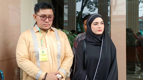 Yasmine Ow didampingi pengacaranya hadiri sidang cerai perdana di Pengadilan Agama Cibinong, Rabu (22/5/2024). Foto: Aprilandika Pratama/kumparan