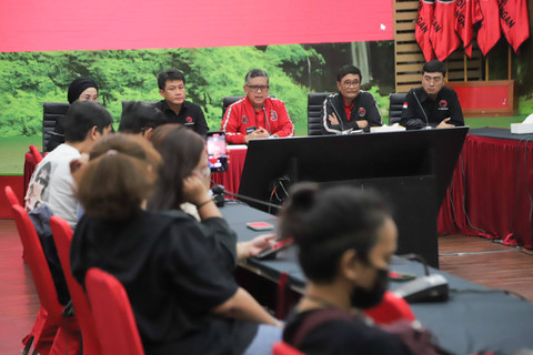 Sekjen PDI Perjuangan (PDIP), Hasto Kristiyanto didampingi jajaran memberikan keterangan pers menjelang pelaksanaan Rakernas V PDIP di Kantor DPP PDIP, Menteng, Jakarta Pusat, Rabu (22/5/2024). Foto: Jamal Ramadhan/kumparan