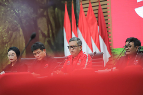 Sekjen PDI Perjuangan (PDIP), Hasto Kristiyanto didampingi jajaran memberikan keterangan pers menjelang pelaksanaan Rakernas V PDIP di Kantor DPP PDIP, Menteng, Jakarta Pusat, Rabu (22/5/2024). Foto: Jamal Ramadhan/kumparan