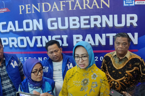 Airin usai mengembalikan formulir pendaftaran bacagub di Kantor DPD Demokrat Banten, Rabu (22/5/2024). Foto: Dok. Istimewa