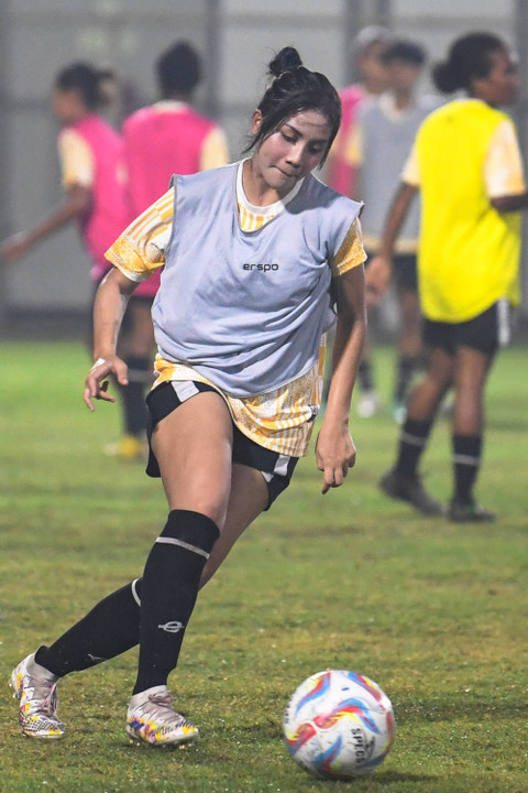 Pesepak bola Timnas putri Indonesia Safira Ika Putri berlatih saat pemusatan latihan (TC) di Lapangan ABC, Senayan, Jakarta, Rabu (22/5/2024). Foto: M Risyal Hidayat/ANTARA FOTO