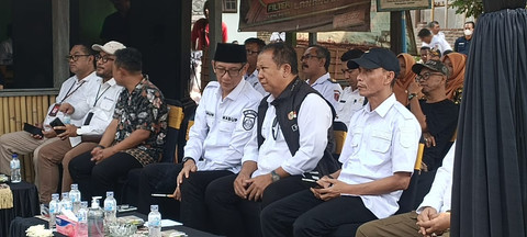 Bupati Jember Hendy Siswanto dan Wabup KH Muhammad Balya Firjaun Barlaman sedang berbincang sebelum makan bersama warga Bandealit. Foto: Dok. Istimewa