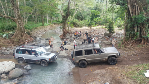 Kondisi akses menuju pemukiman Bandealit melalui jalanan terjal berbatu di tengah-tengah kawasan hutan TNMB. Foto: Dok. Istimewa