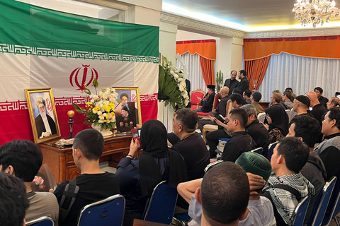 Suasana Doa Bersama & Tahlilan atas Wafatnya Presiden Raisi, Menlu Hossein, dan Delegasi Iran Lainnya, di Kediaman Duta Besar Iran, Jakarta, Rabu (22/5/2024). Foto: Tiara Hasna/kumparan