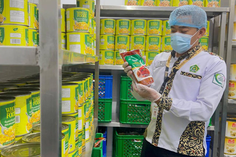 Petugas Penyelenggara Ibadah Haji (PPIH) memeriksa bahan makanan yang akan dimasak untuk jamaah calon haji Indonesia di Makkah, Arab Saudi, Rabu (22/5/2024). Foto: Salmah Muslimah/kumparan