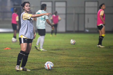 Pemain Timnas wanita Indonesia Safira Ika Putri berlatih saat pemusatan latihan (TC) di Lapangan ABC, Senayan, Jakarta, Rabu (22/5/2024). Foto: M Risyal Hidayat/ANTARA FOTO