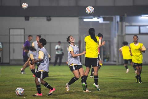 Pemain Timnas wanita Indonesia berlatih saat pemusatan latihan (TC) di Lapangan ABC, Senayan, Jakarta, Rabu (22/5/2024). Foto: M Risyal Hidayat/ANTARA FOTO