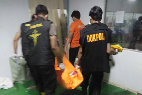 Evakuasi pria di Makassar masuk ke dalam mesin mikser pembuat mi. Foto: Dok. Istimewa