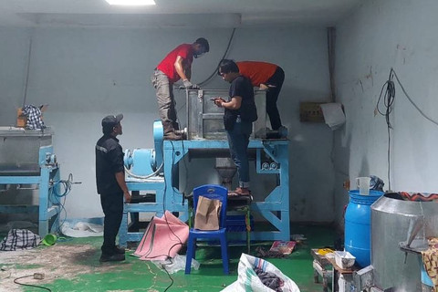 Evakuasi pria di Makassar masuk ke dalam mesin mikser pembuat mi. Foto: Dok. Istimewa