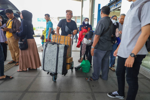 Penumpang menunggu keberangkatan di Terminal Terpadu Pulogebang Cakung Jakarta Timur pada Kamis (23/5/2024). Foto: Iqbal Firdaus/kumparan