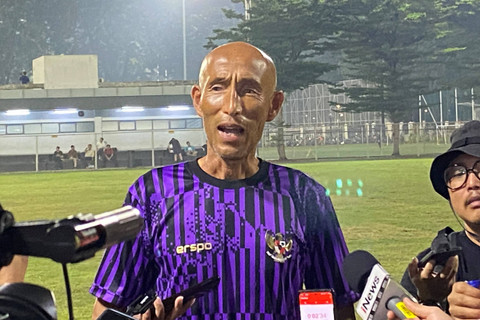 Pelatih Timnas Wanita Indonesia Satoru Mochizuki usai memimpin sesi latihan di Lapangan ABC, Senayan, Jakarta, Kamis (22/5/2024). Foto: Antika Fahira/kumparan