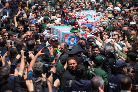 Para pelayat membawa peti mati mendiang Presiden Iran Ebrahim Raisi, saat upacara pemakamannya di Masyhad, Iran, Kamis (23/5/2024). Foto: Kepresidenan Iran/WANA via REUTERS