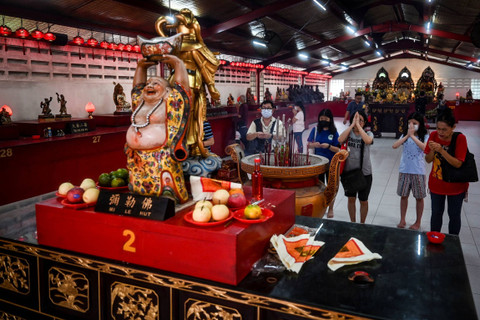 Sejumlah umat Buddha beribadah di Vihara Dharma Bakti, Petak Sembilan, Jakarta, Kamis (23/5/2024). Foto: Erlangga Bregas Prakoso/ANTARA FOTO