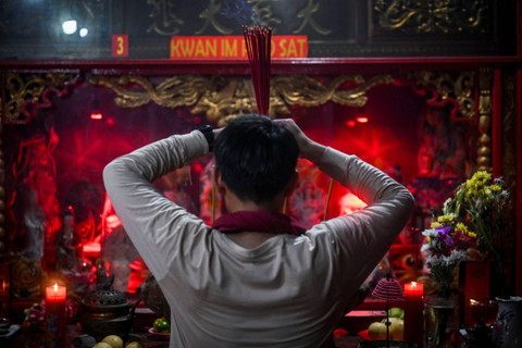 Umat Buddha beribadah di Vihara Dharma Bakti, Petak Sembilan, Jakarta, Kamis (23/5/2024). Foto: Erlangga Bregas Prakoso/ANTARA FOTO