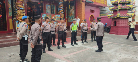 Personel dari Polresta Bandar Lampung saat melakukan apel untuk pengamanan hari raya waisak di Vihara. | Foto: Dok Humas Polresta Bandar Lampung
