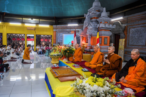 Umat Buddha mengikuti prosesi paritta di Vihara Arya Dwipa Arama, kompleks Taman Mini Indonesia Indah (TMII), Jakarta, Kamis (23/5/2024). Foto: Galih Pradipta/ANTARA FOTO