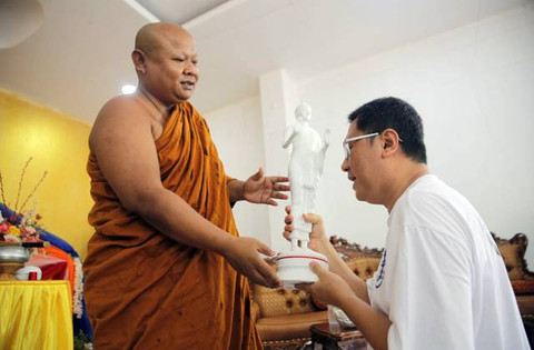 Bhikkhu Y. M Bhante Krit, saat memberikan bingkisan kepada umat Buddha usai upacara Pemberkahan 108 Budha Rupang. yang digelar di Gedung Dhammaguna.