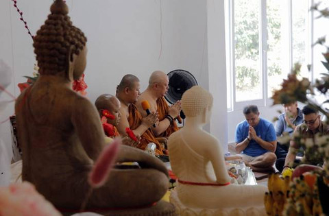 Para Bhikkhu saat upacara Pemberkahan 108 Buddha Rupang.