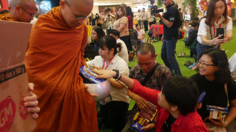 Mengenal Pindapatta, Ritual Umat Buddha Bersedekah untuk Para Bhikku