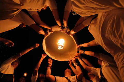 Peserta menerbangkan lampion saat Festival Lampion Waisak 2024 di Marga Utama kompleks Taman Wisata Candi (TWC) Borobudur, Magelang, Jawa Tengah, Kamis (23/5/2024). Foto: ANTARA FOTO/Anis Efizudin/