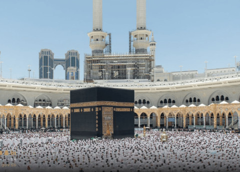 Ka'bah saat belum dipasangi kain putih pada Jumat, 17 Mei 2024. Foto: gph.gov.sa