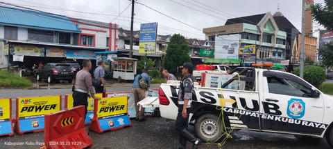 Penutupan U-turn di depan PIL Jalan Arteri Supadio, Kubu Raya. Foto: Dok. Polres Kubu Raya