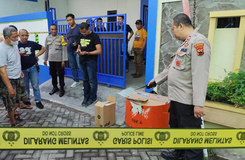 Polisi saat mendatangi TKP penemuan mayat bayi di Tembalang Kota Semarang, Jumat (24/5). Foto: Intan Alliva/kumparan