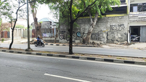 Lokasi kecelakaan janggal di Jalan Basuki Rahmat, Jakarta Timur. Foto: Jonathan Devin/kumparan