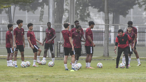 Pelatih Timnas U-20 Indra Sjafri (kanan) memberikan instruksi saat memimpin latihan di Lapangan ABC, Kompleks Gelora Bung Karno, Senayan, Jakarta, Jumat (24/5/2024).  Foto: ANTARA FOTO/Hafidz Mubarak A