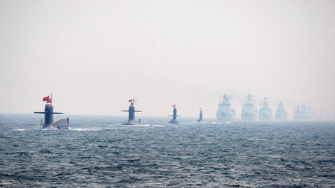 Empat kapal selam Angkatan Laut Tiongkok (kiri) dan kapal perang. Foto: AFP